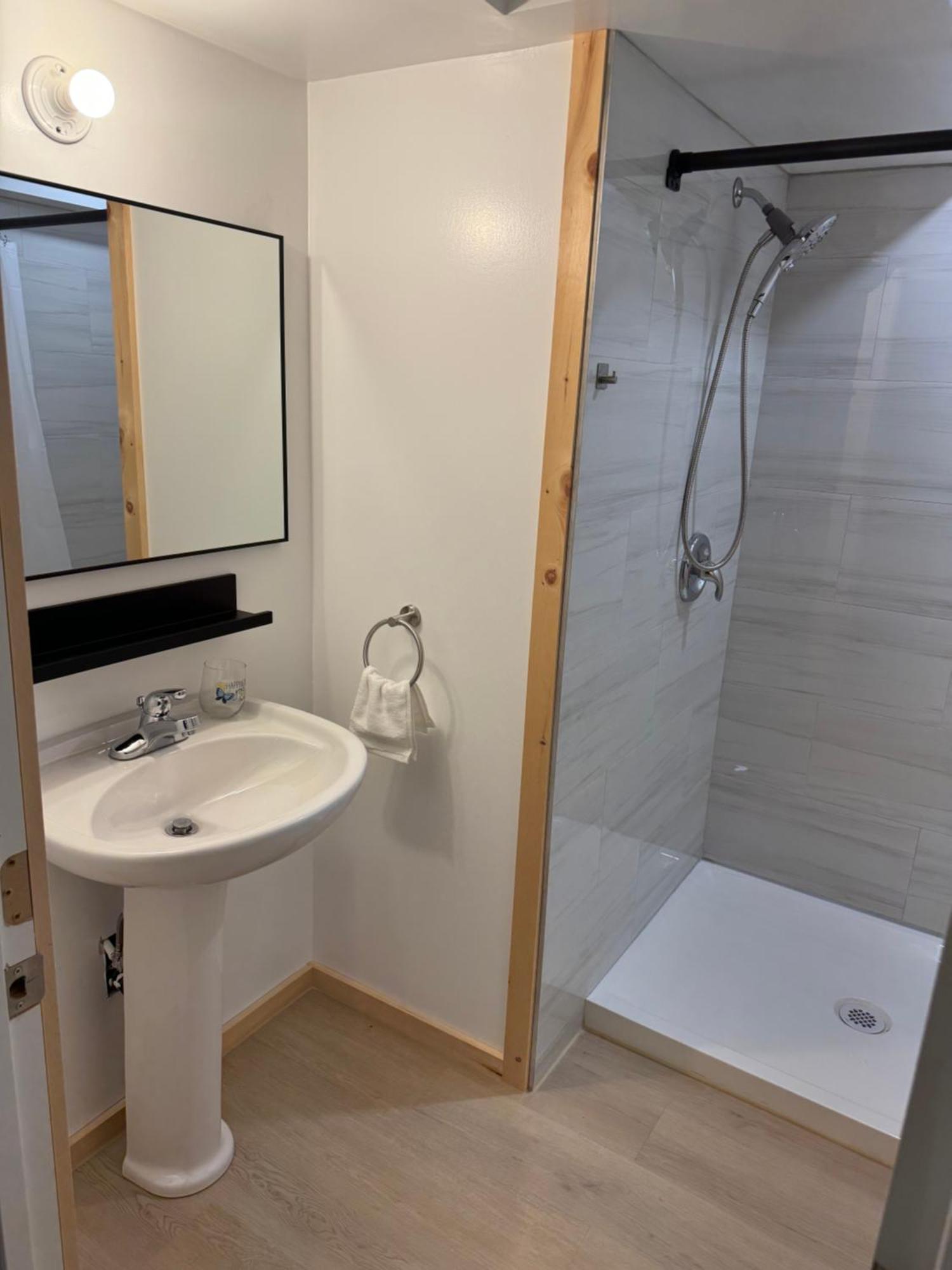 Private Entrance, Private Bathroom, Bedroom And Workspace ออตตาวา ภายนอก รูปภาพ