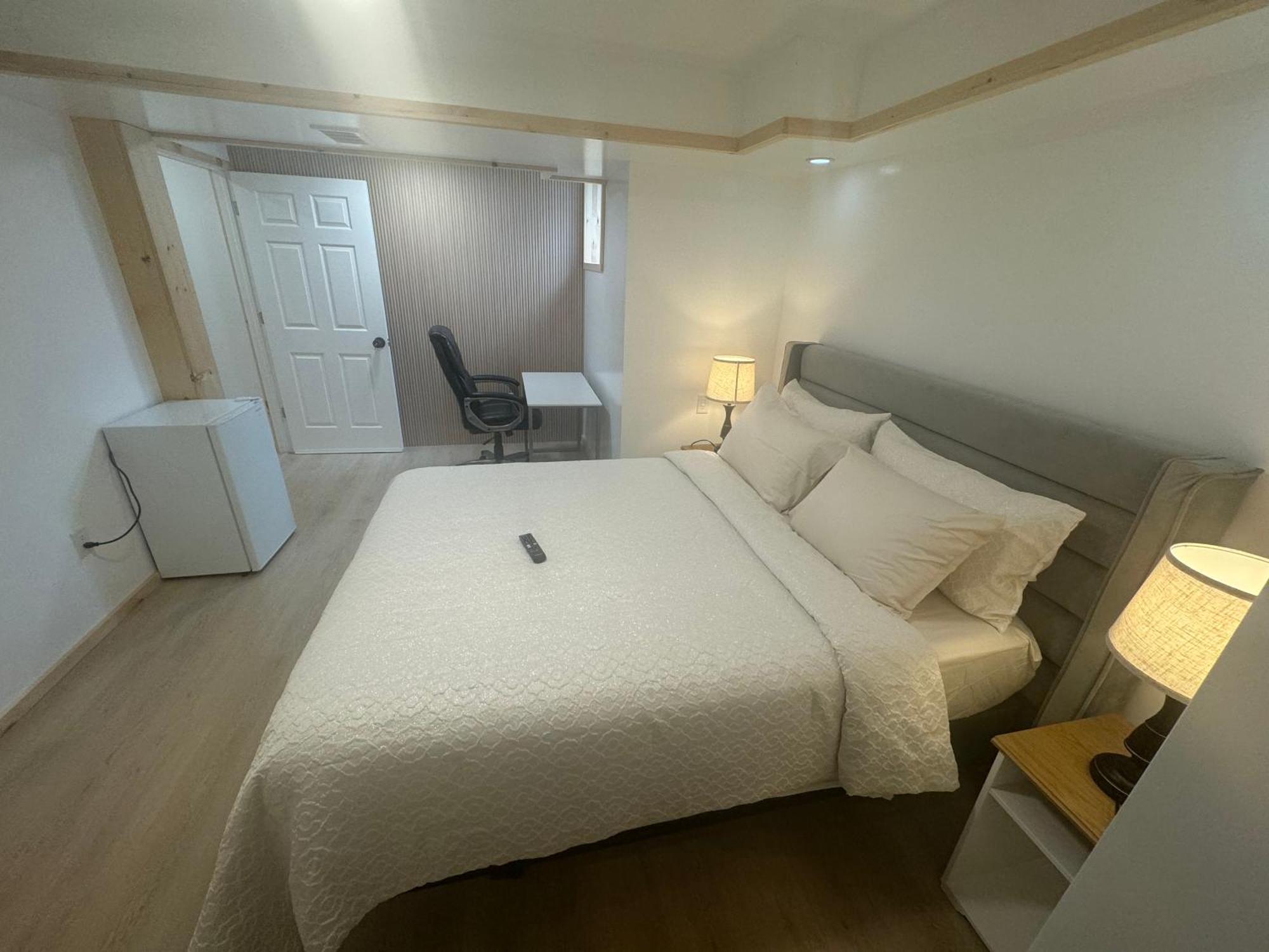 Private Entrance, Private Bathroom, Bedroom And Workspace ออตตาวา ภายนอก รูปภาพ