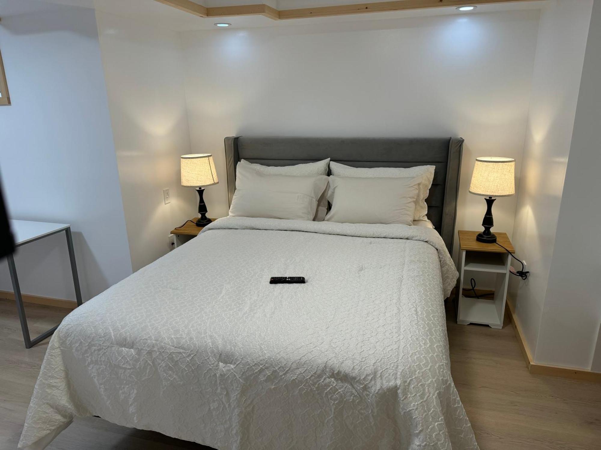 Private Entrance, Private Bathroom, Bedroom And Workspace ออตตาวา ภายนอก รูปภาพ