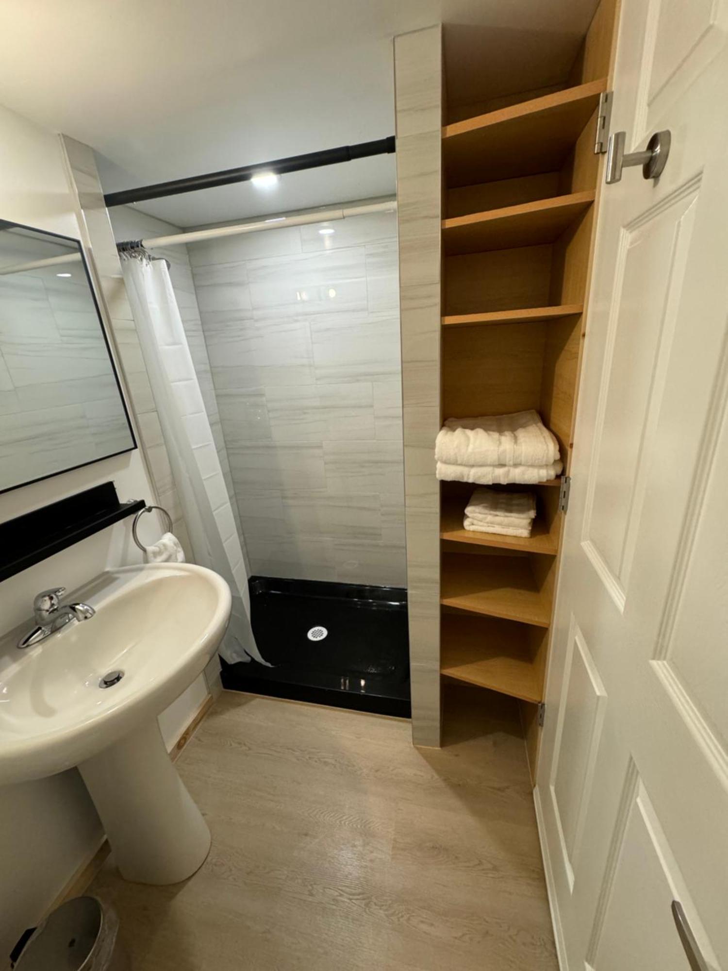 Private Entrance, Private Bathroom, Bedroom And Workspace ออตตาวา ภายนอก รูปภาพ