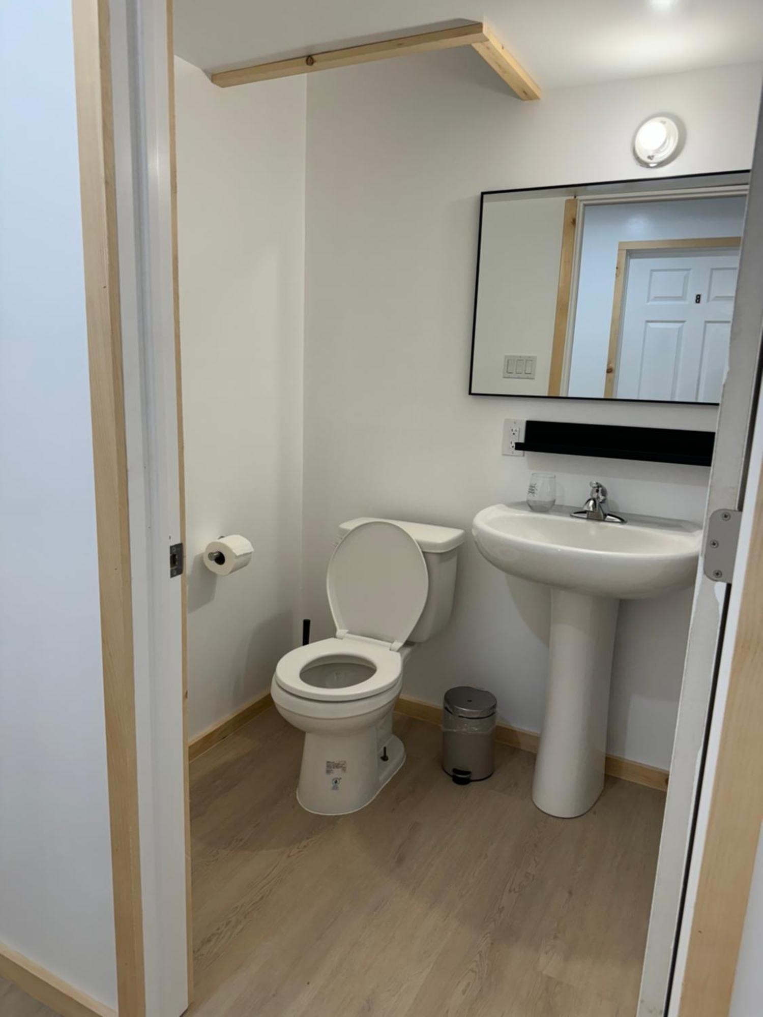 Private Entrance, Private Bathroom, Bedroom And Workspace ออตตาวา ภายนอก รูปภาพ